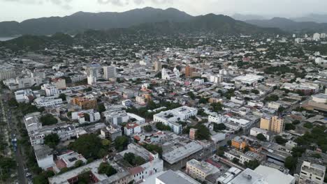 Vista-Aérea-Del-Paisaje-Urbano-De-Santa-Marta-Colombia-De-La-Ciudad-Del-Mar-Caribe