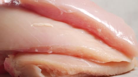 pecho de pollo crudo