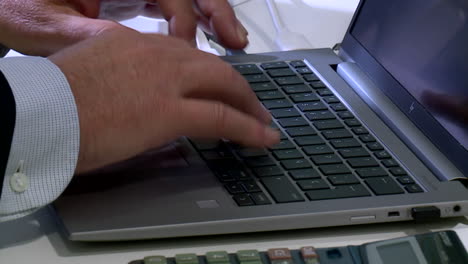 persona que utiliza una computadora portátil