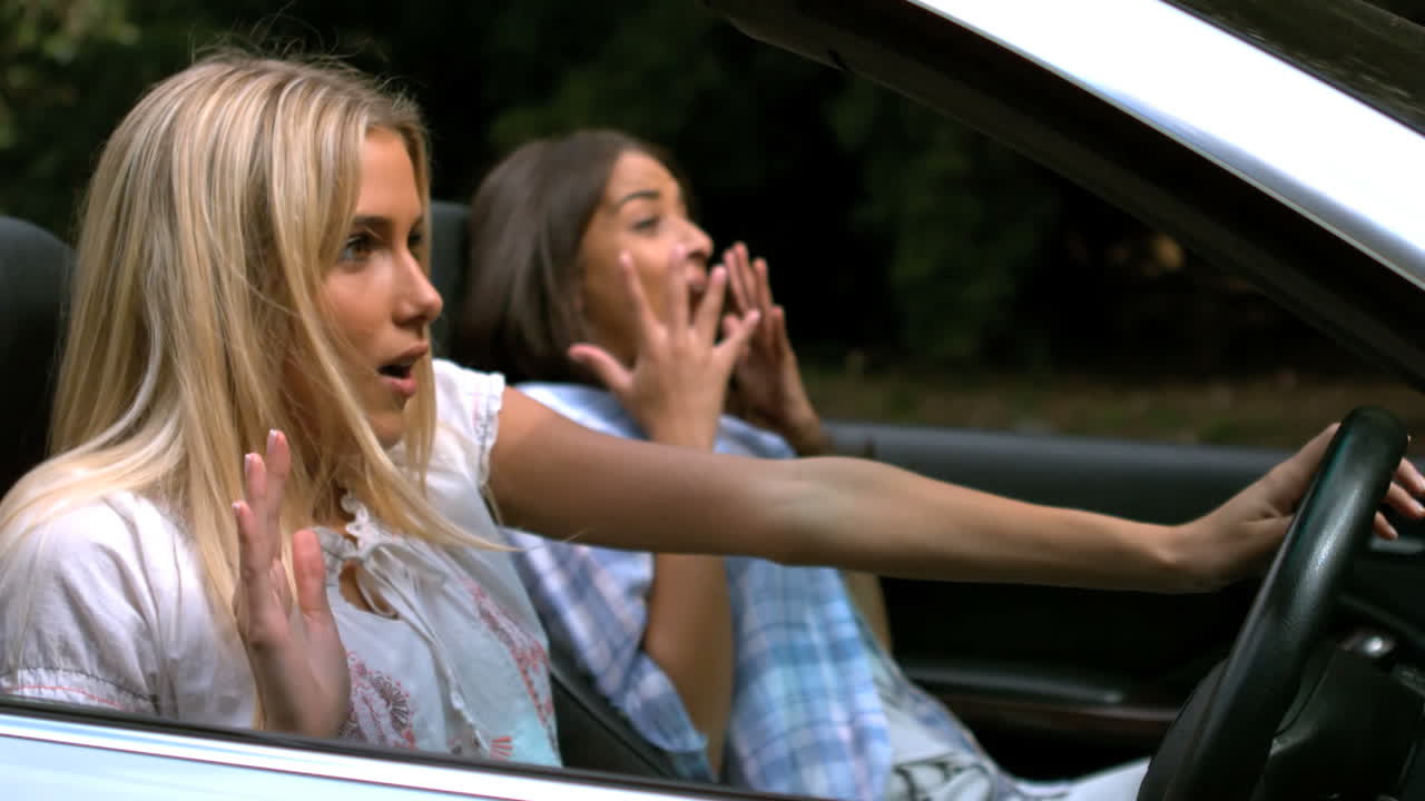 운전 도중 전화 를 하는 여자