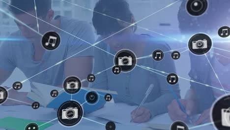 animación de una red de conexiones con iconos en un grupo diverso de estudiantes