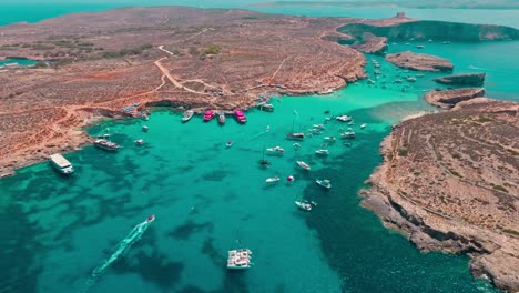 impresionante vista aérea de barcos anclados en una laguna de color turquesa cristalino