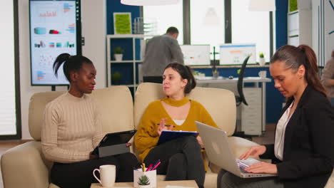 amigable equipo de colegas creativos diversos discutiendo sobre el proyecto en línea