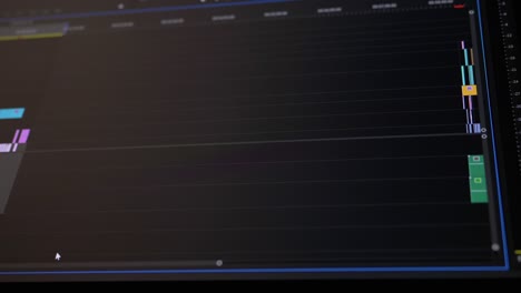 corrección, edición de capas de audio reproducidas en la banda sonora en una pantalla de computadora