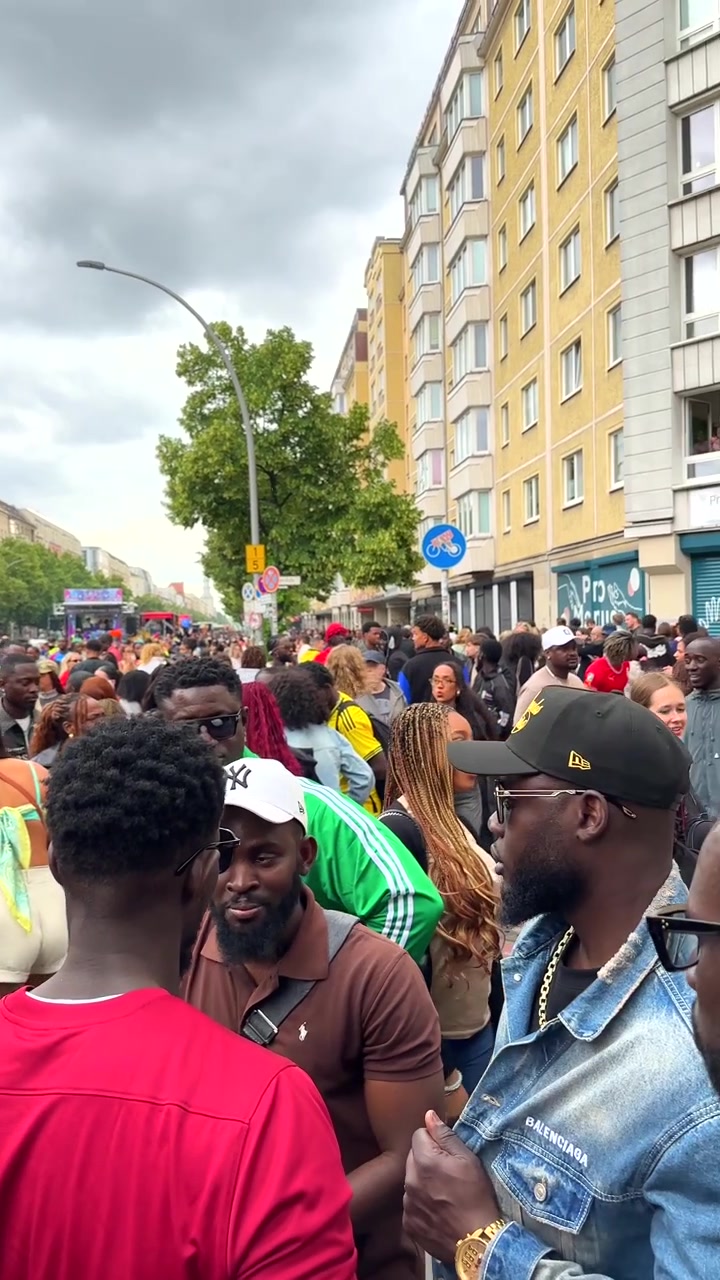Folla di persone che festeggia a un festival di strada all'aperto