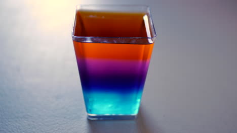 gelatina de arco iris en una taza de forma rectangular