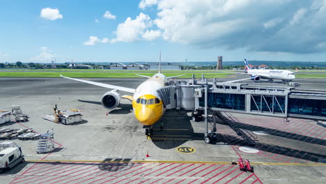 avión en la puerta del aeropuerto