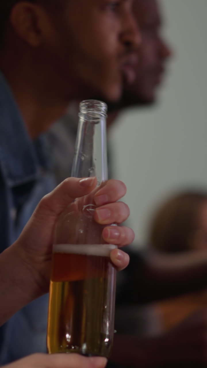 mujer rubia de cabello largo con amigos feliz de un exitoso juego de equipo en casa closeup cámara lenta. positivos aficionados al béisbol grupo-compañeros pasan el tiempo en el fin de semana