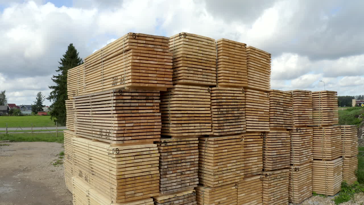 съемка пиломатериалов с помощью крана - штабелированные древесные материалы, подготовленные для экспорта