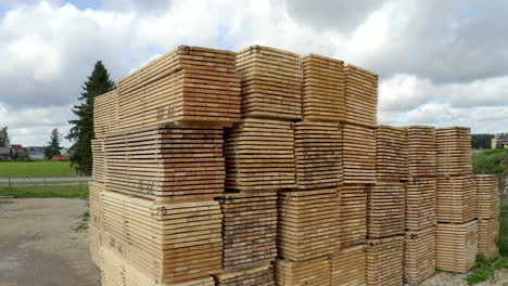 Kranartiges-Holzschießen---Gestapelte-Holzmaterialien,-Die-Für-Den-Export-Vorbereitet-Sind