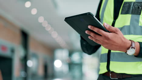 trabajador que utiliza una tableta