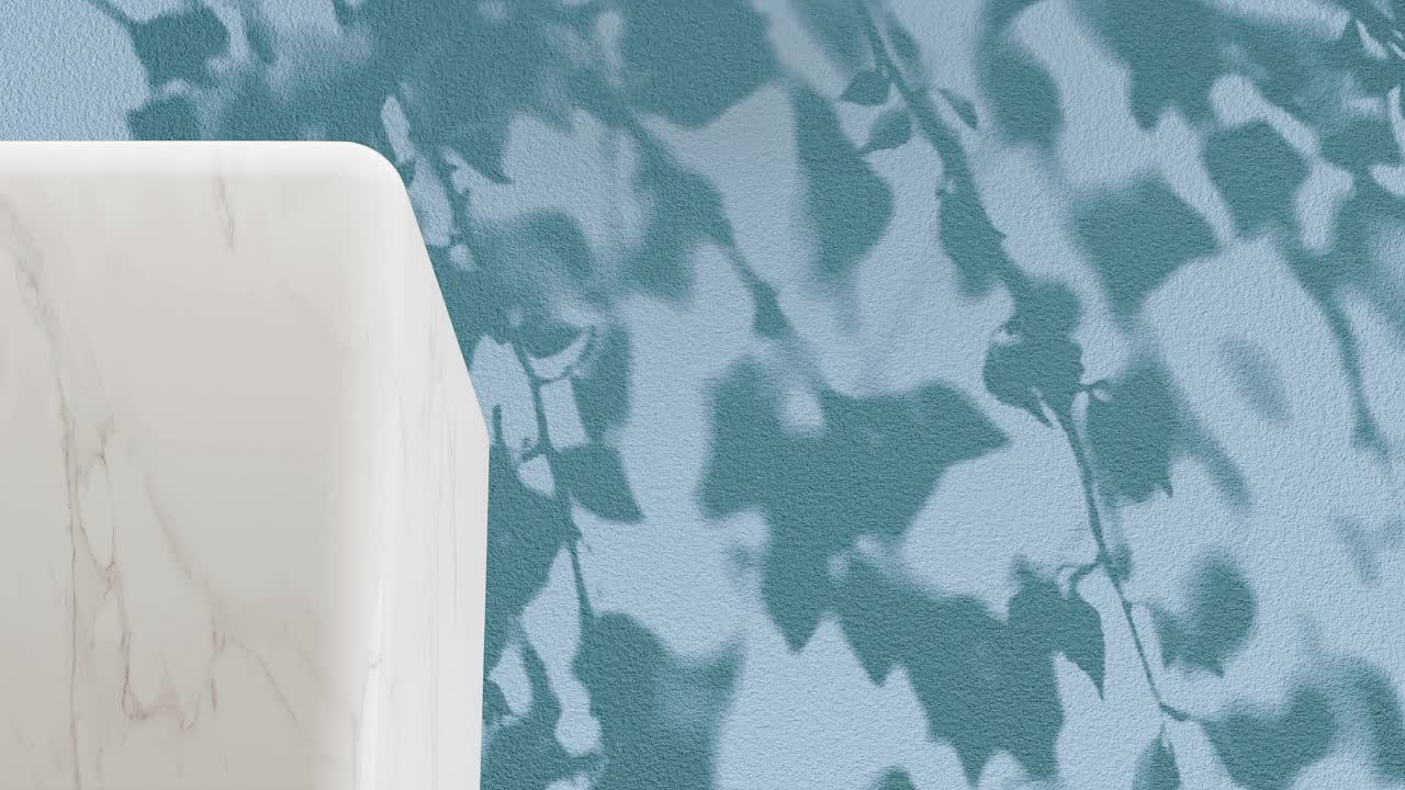 파란색 배경에 가지의 그림자를 가진  대리석 기단