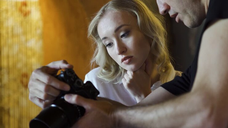 Donna che impara la fotografia da un uomo