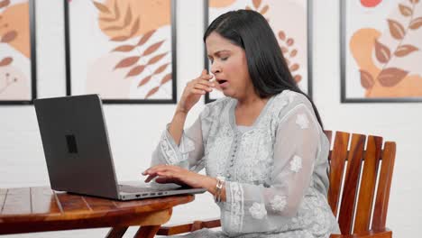 Mujer-Cansada-Trabajando-En-La-Computadora-Portátil