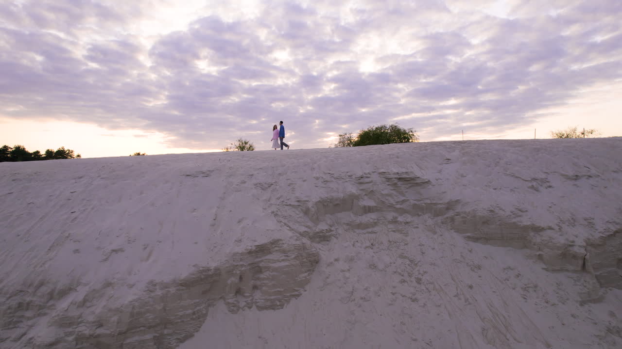 모래 언덕 위 에 있는 부부