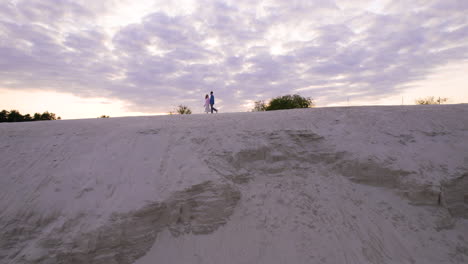 Couple-on-top-of-a-dune