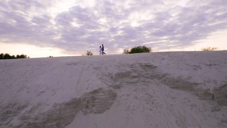 in cima a una coppia di dune