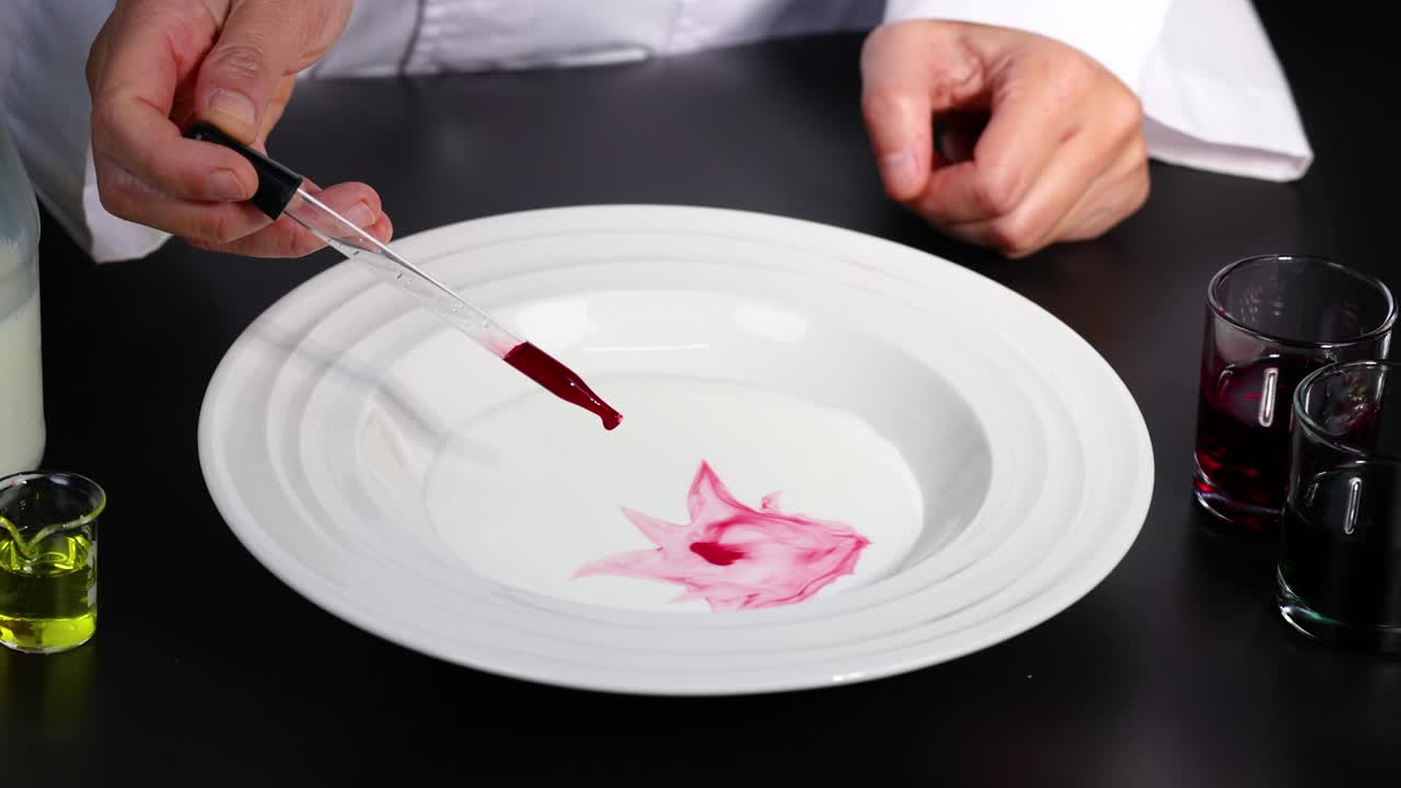 생생한 색은 파이으로 우유에 혼합됩니다.