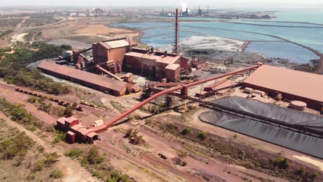 Drohnenaufnahme-Aus-Der-Luft-Von-Whyalla-Steelworks-Port-Augusta-Bergbaustadt-Eisenerz-Middleback-Range-Adelaide-Outback-Industrie-Reisen-Tourismus-Südaustralien-4k