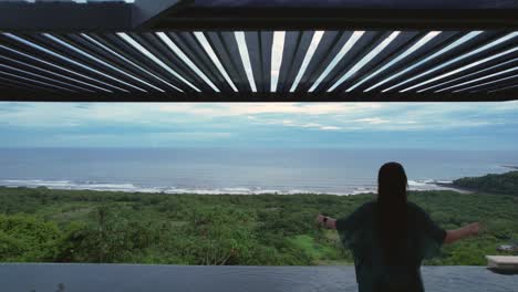 Tiro-Hacia-Atrás-De-Mujeres-En-La-Piscina,-Costa-Rica.