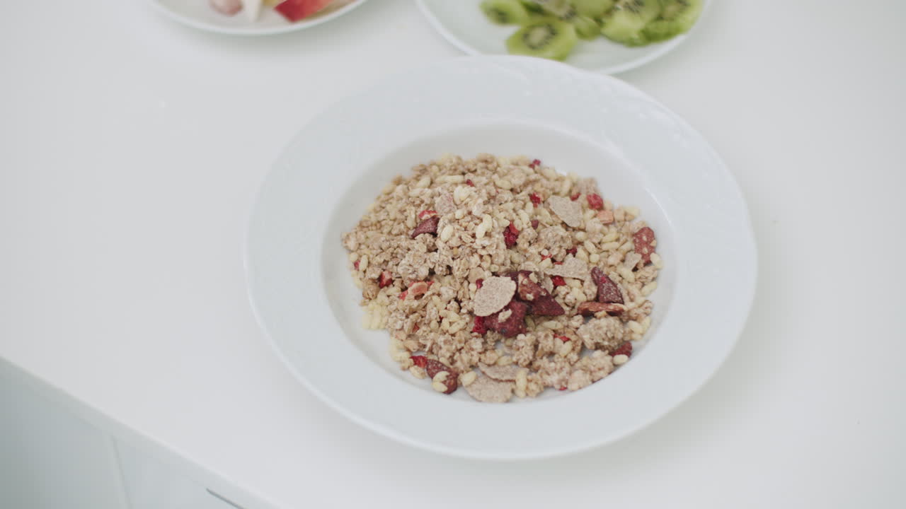 desayuno con granola y frutas