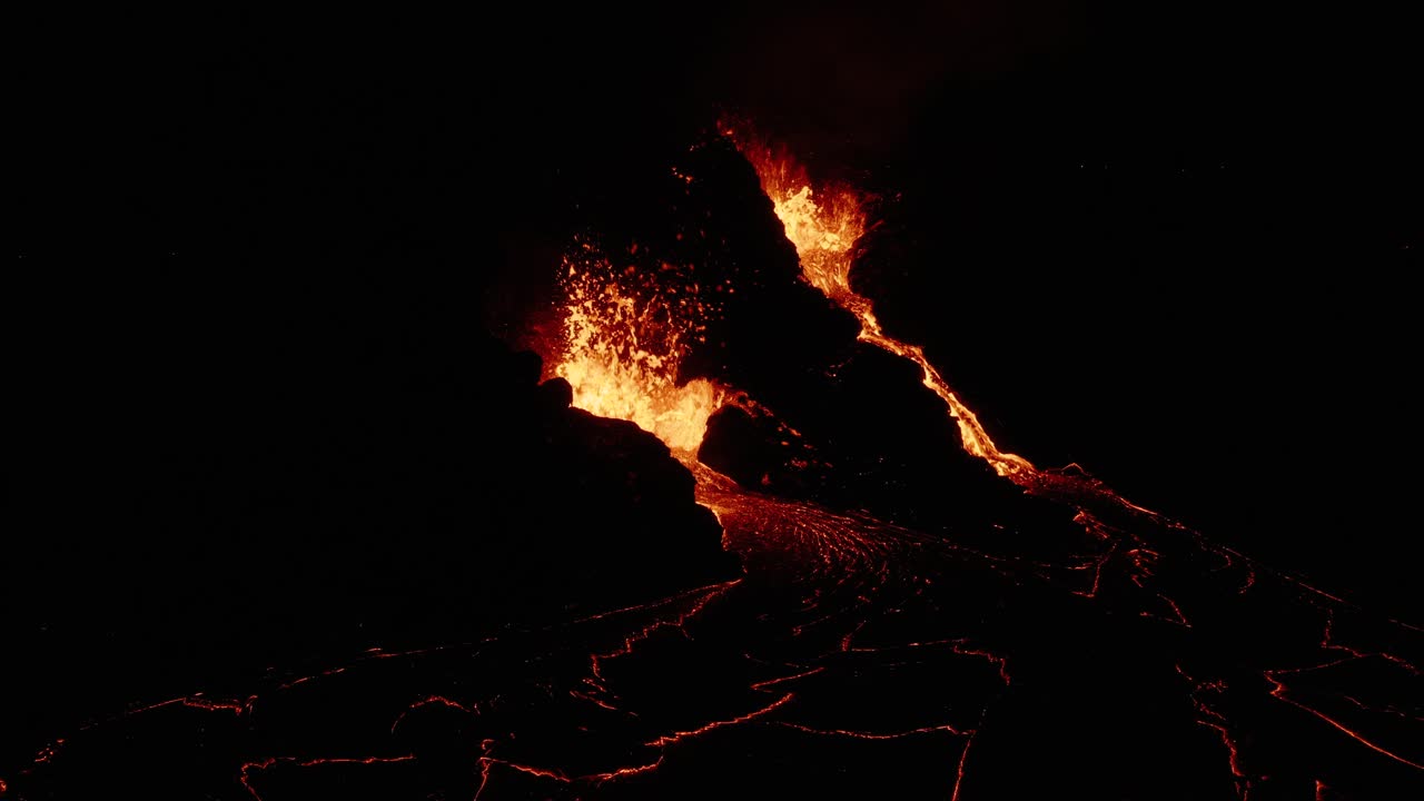 Vulcano Geldingadalsgos in eruzione di notte nella penisola di Reykjanes in Islanda