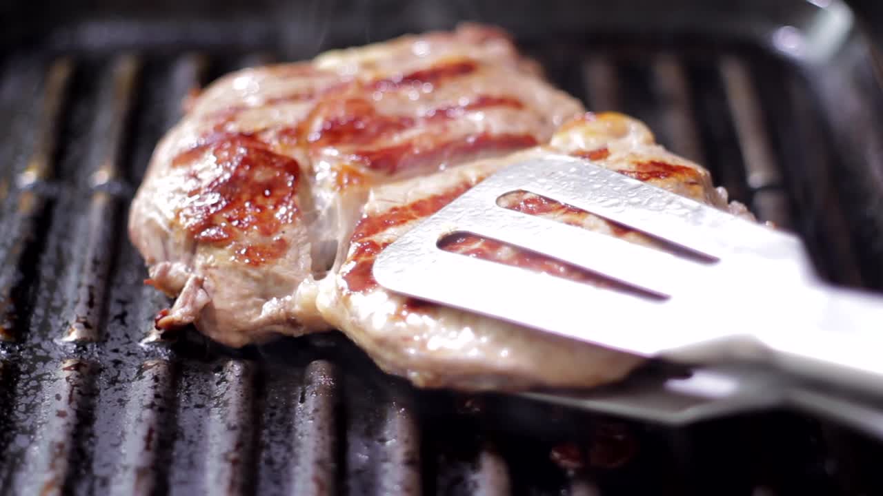 고기 스테이크 를 그릴 것. 고기 를 요리 하는 것. 맛 있는 음식 을 준비 하는 것