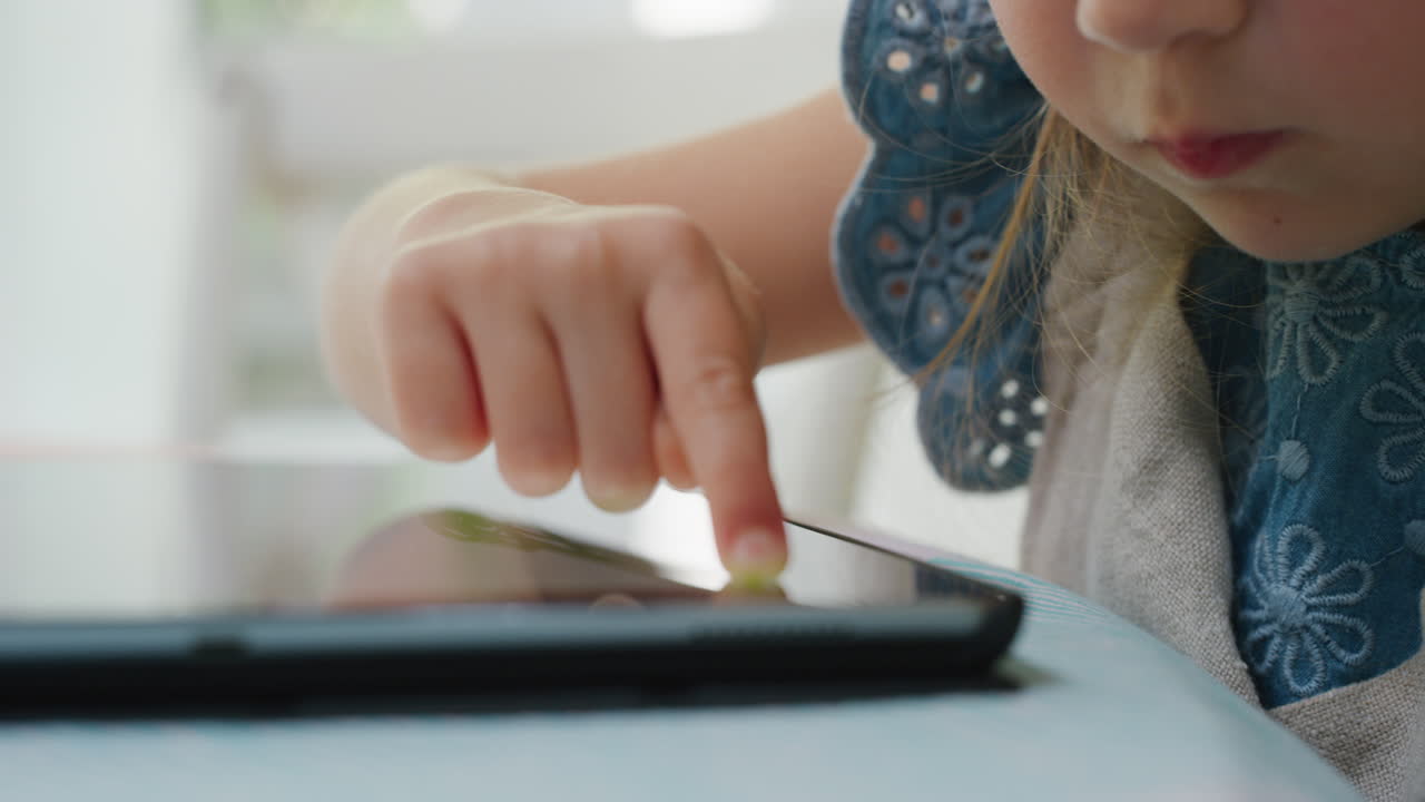niño feliz usando una computadora tablet niña pequeña dibujando imágenes en un dispositivo de pantalla táctil disfrutando de la creatividad infantil jugando juegos en un dispositivo móvil en casa 4k