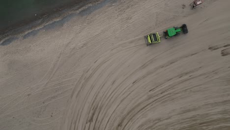 Industrietraktor-Mit-Gezogener-Maschine,-Der-Auf-Sand-Fährt