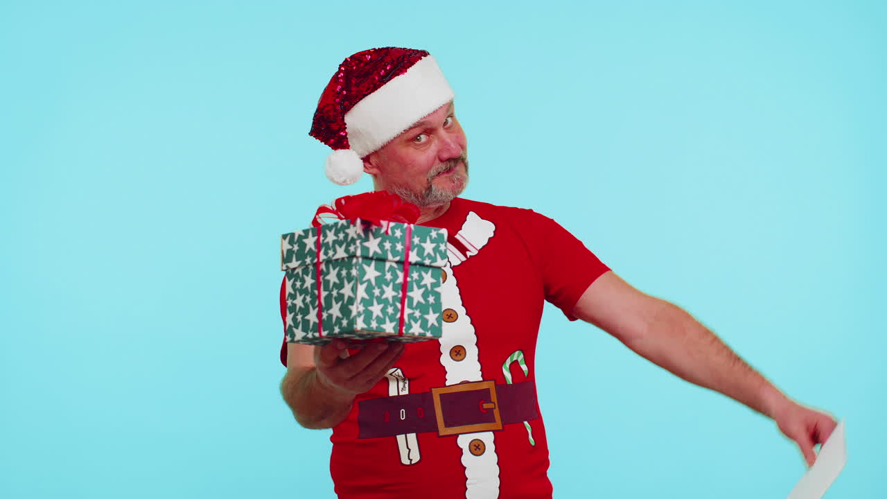 빨간색 크리스마스 티셔츠를 입은 남자가 선물 상자와 40% 할인 문자를 보여주는 배너 텍스트 메모