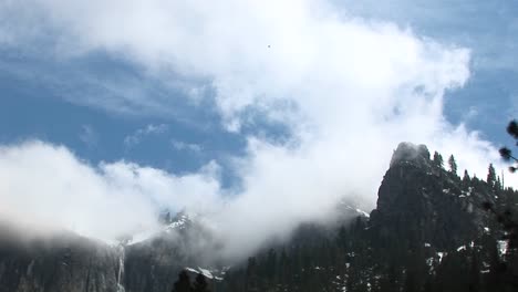 plano medio de las montañas de yosemite cubiertas por nubes bajas