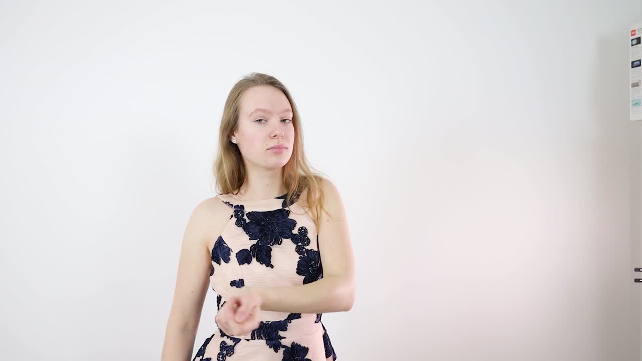 우아한 드레스를 입은 아름다운 젊은 여자