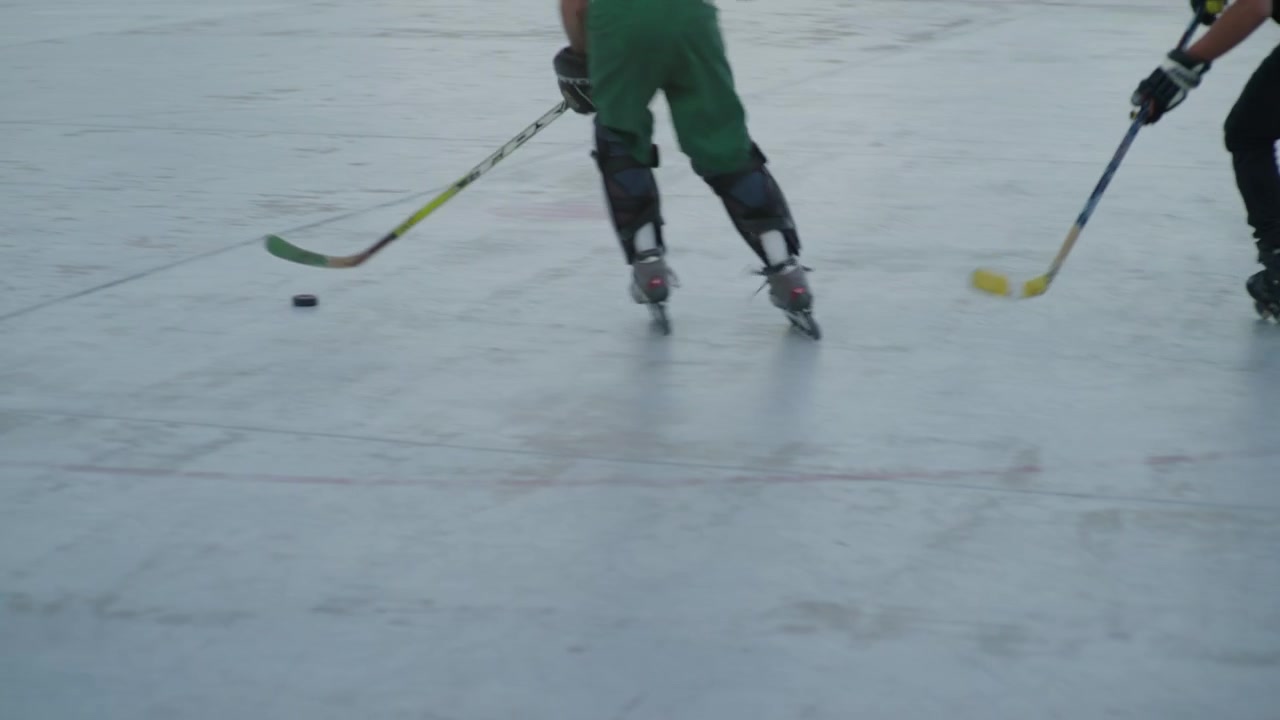 Street-Hockey-Spieler erobert Scheibe vom gegnerischen Team