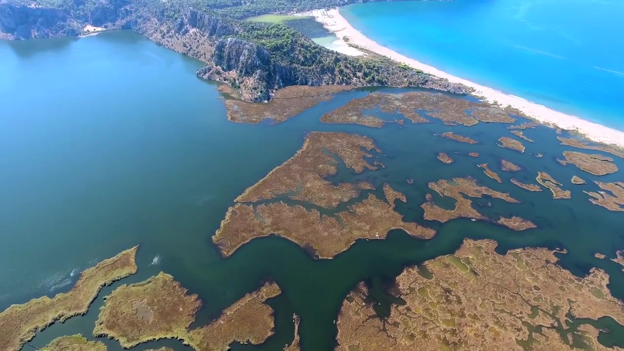 Veduta aerea del Delta del fiume Dalyan e della spiaggia di Iztuzu in Turchia