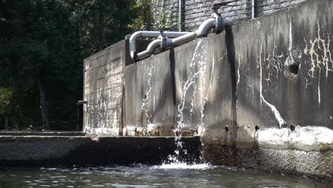 agua vieja del grifo en cámara lenta