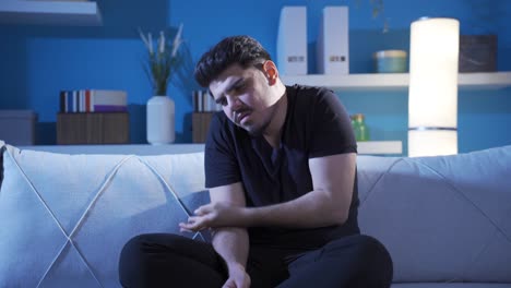 un hombre con esquizofrenia con problemas psicológicos.
