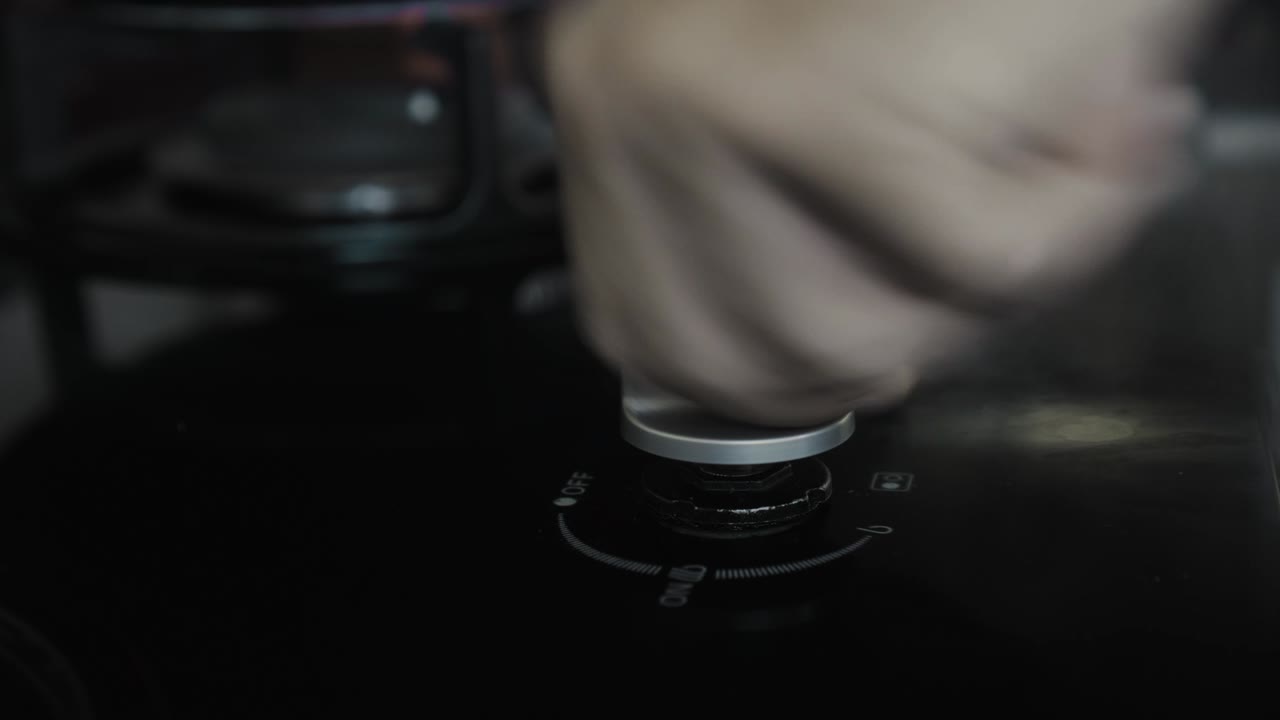 부에서 파란색과 빨간색으로 불타는 불꽃이 있는 검은색 가스 스토브의 비디오