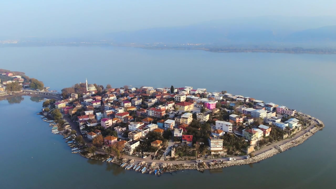 Ilmakuva Golyazin kylästä Uluabat-järvellä Turkissa
