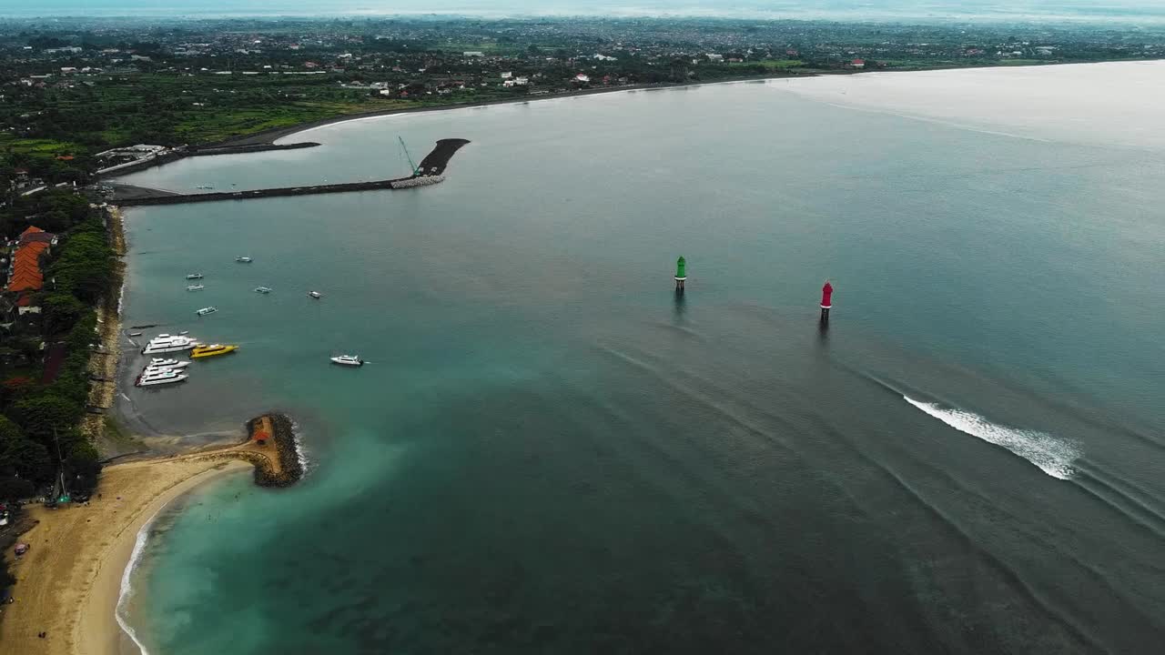 아름다운 영화 같은 사누르 해변, 흥미로운 풍경이 있는 발리 드론 영상, 낚시 보트 및 잔잔한 날씨