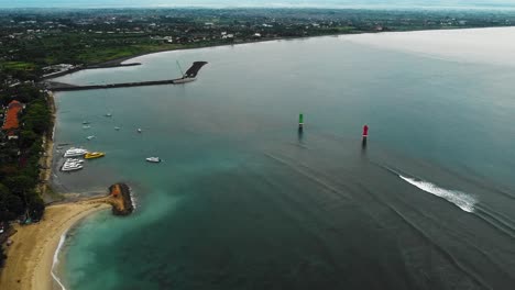 Wunderschöner-Filmischer-Sanur-Strand,-Bali-Drohnenaufnahmen-Mit-Interessanter-Landschaft,-Fischerbooten-Und-Ruhigem-Wetter