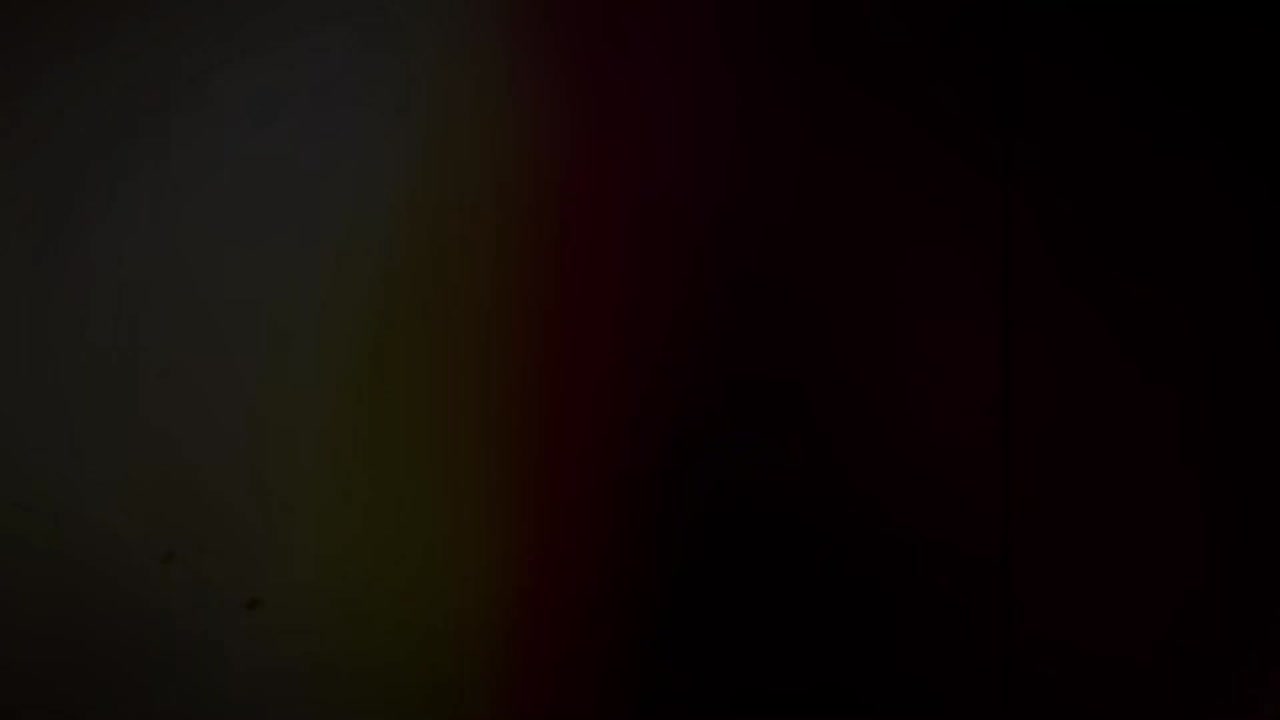 검은 바탕에 현실적인 다채로운 빛의 누출.