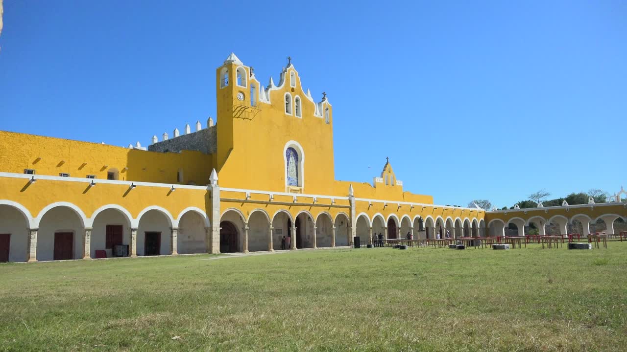 vista de gran angular del convento de san antonio en izamal yucatán méxico