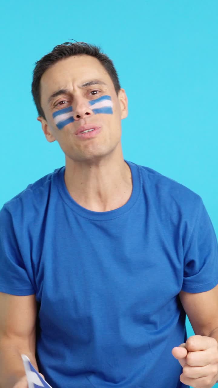 Man cheering for El Salvador during a match that is lost
