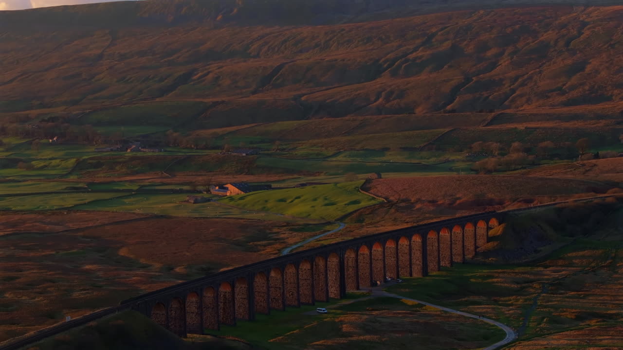 estableciendo una toma aérea de drones del viaducto de ribblehead al atardecer con la montaña whernside detrás en yorkshire dales, reino unido