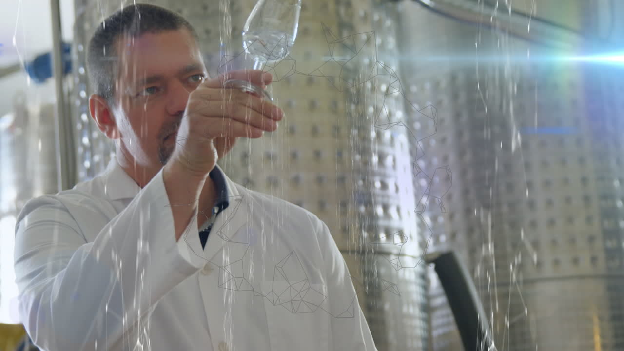 animación de la red de conexiones y rastros de luz sobre el científico caucásico masculino