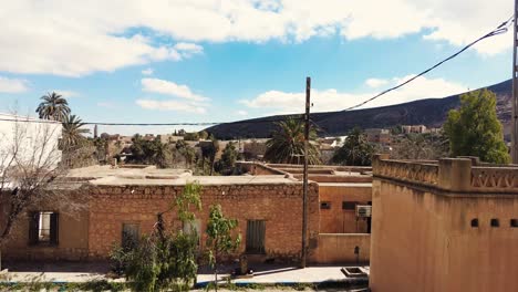 Un-Antiguo-Pueblo-En-Medio-Del-Desierto-Con-Estilo-De-Casa-árabe