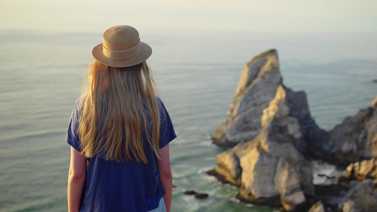 Giovane turista che osserva la costa atlantica in Portogallo