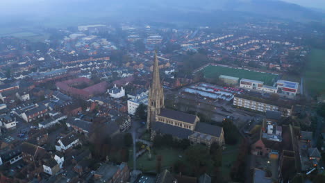 Eine-Luftaufnahme,-Die-An-Einem-Nebligen-Morgen-über-Einer-Alten-Englischen-Kirche-In-Dorking,-Surrey,-Fliegt