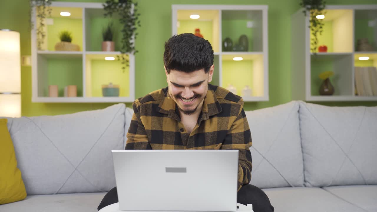 un joven charlando con su novia.