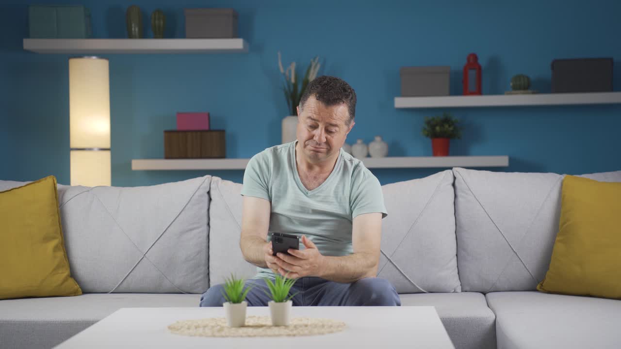 헤어지는 문자를 받는 남자는 화가 난다.